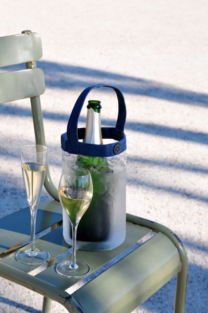Easy Fresh Crystal cooler bag with a bottle of champagne inside