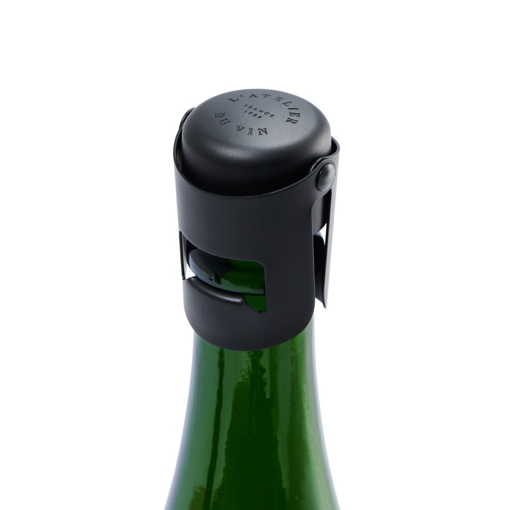 Gard’Bulles Metal champagne stopper secured on a sparkling wine bottle, helping preserve carbonation, aromas, and freshness after opening.