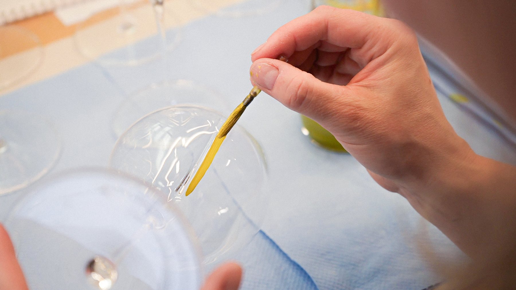 Hand-painting the gold-colored Aroma Line on an Exploreur 655 Centenary Edition glass