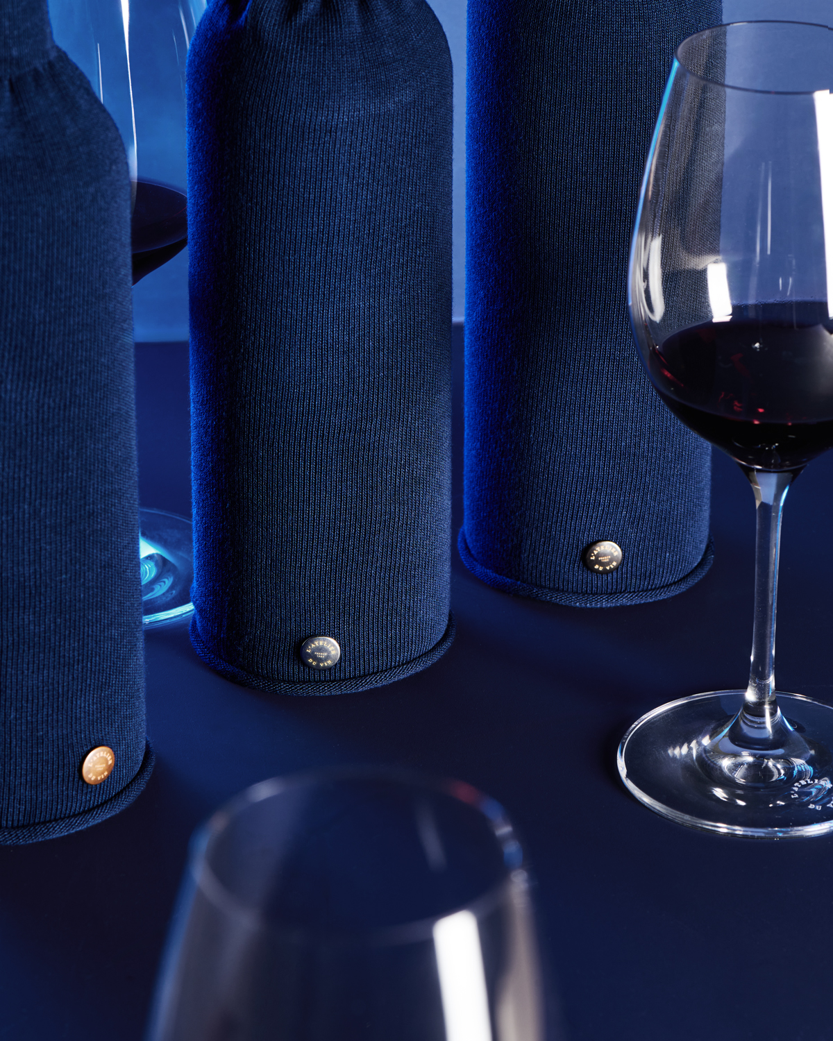 Close-up of a colored identification rivet on a wine bottle cover